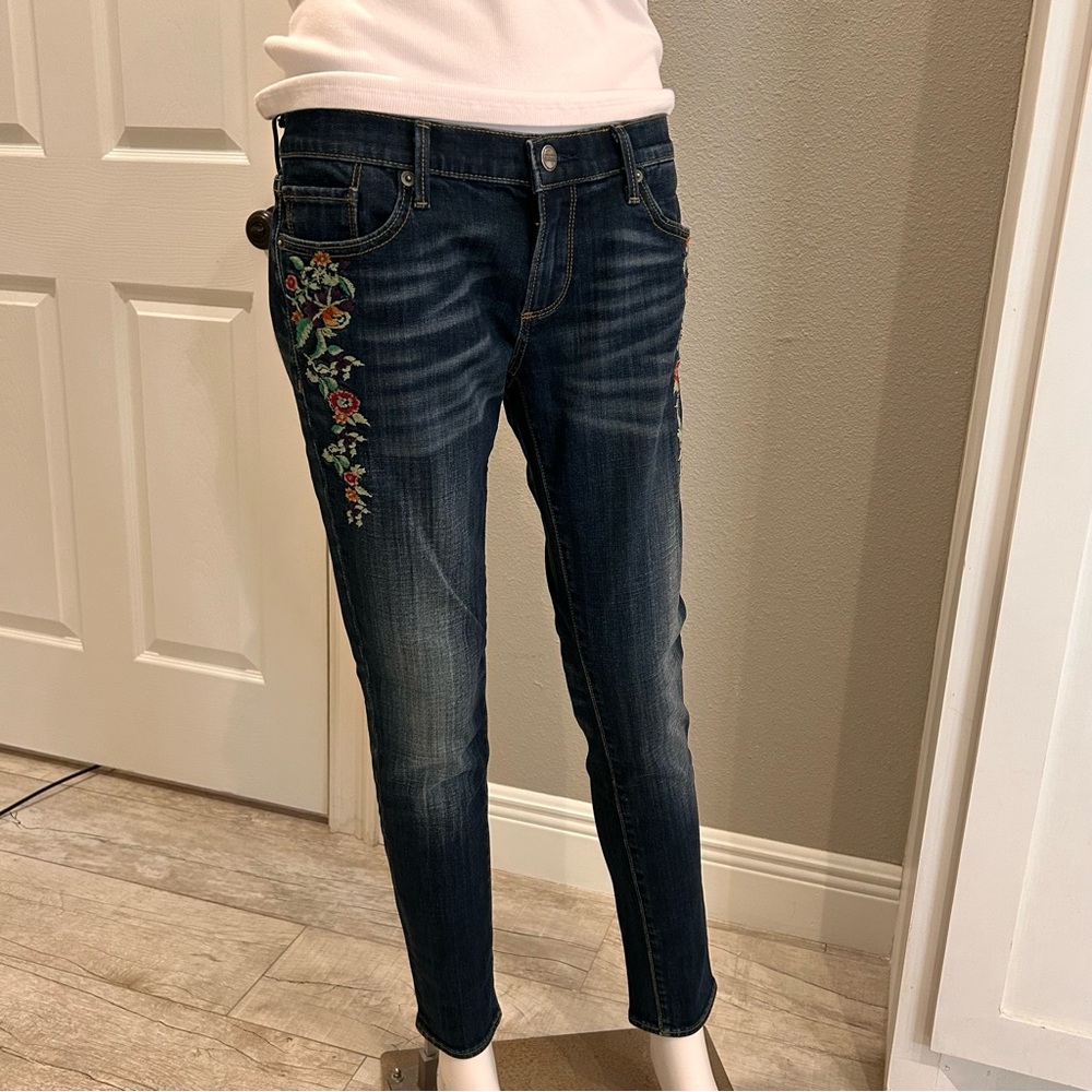 DRIFTWOOD Denim Jeans Sz 28 Contrast Stitching Floral Embroidery